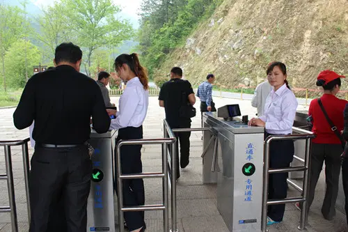 那么景區(qū)通道閘如何選擇？景區(qū)通道閘選擇要注意哪些問題？
